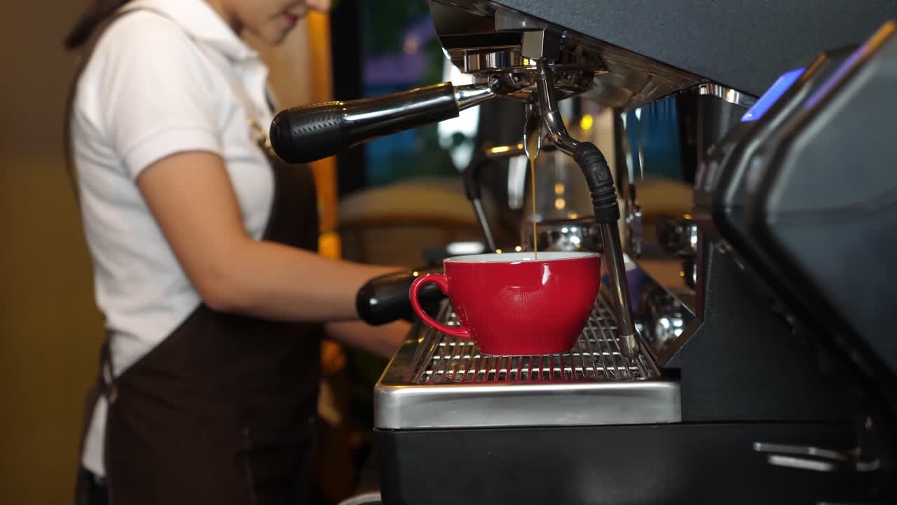 el barista haciendo un espresso.
