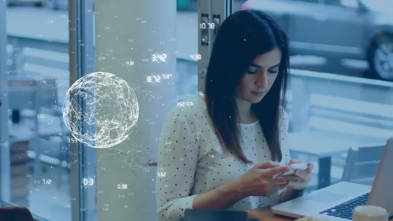 animación del globo con números sobre una mujer de negocios caucásica que usa un teléfono inteligente