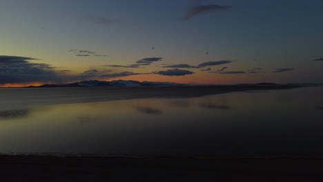 Langsam-Fliegende-Drohne-über-Dem-Lake-Antelope-Island-State-Park-Im-Norden-Von-Utah-In-Der-Abenddämmerung