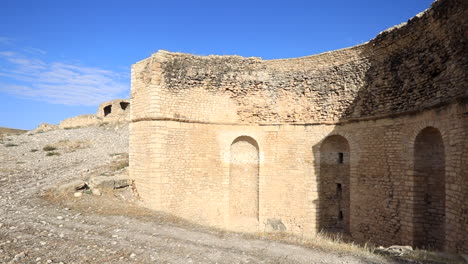 Sunlit-ancient-Roman-ruins-in-Sbeitla-with-clear-blue-sky,-static-shot