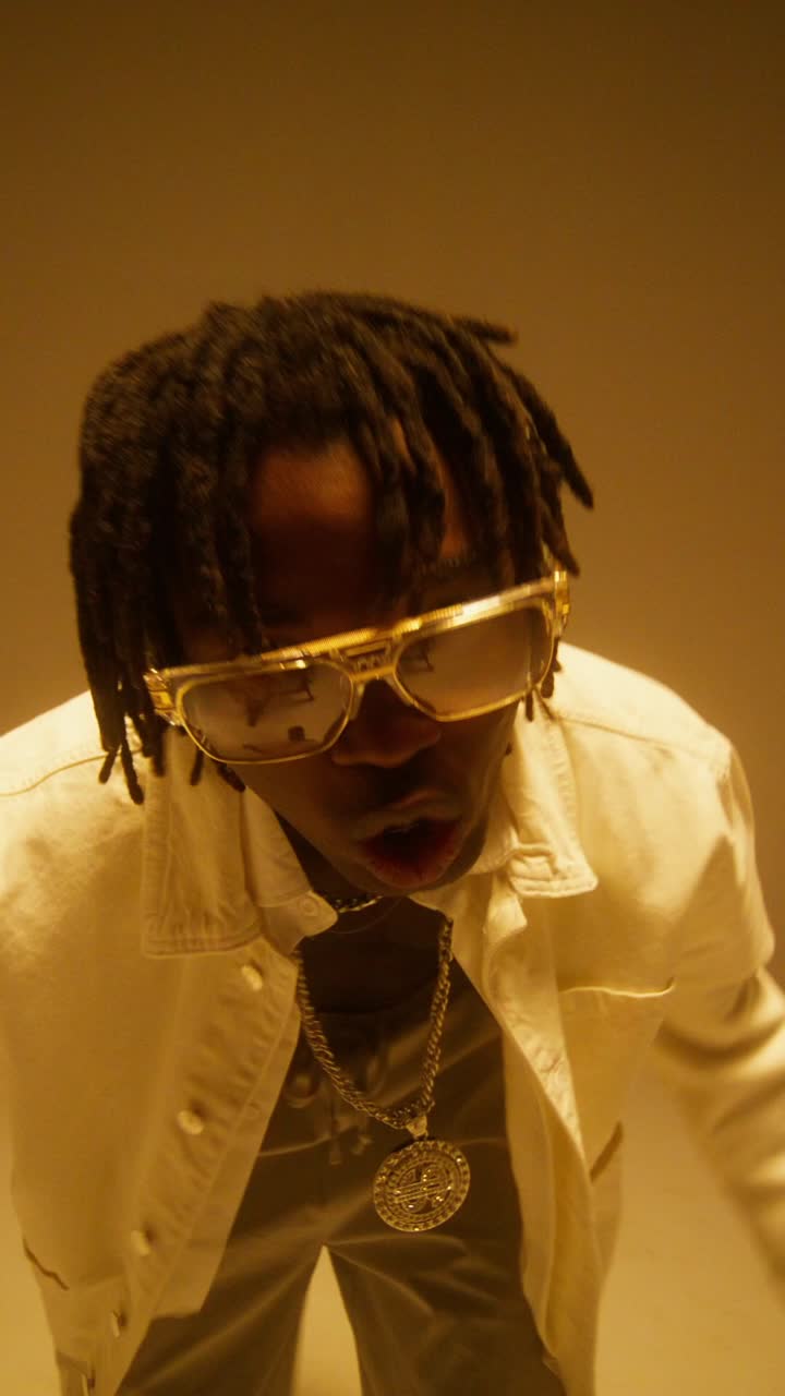 hombre elegante con gafas de sol