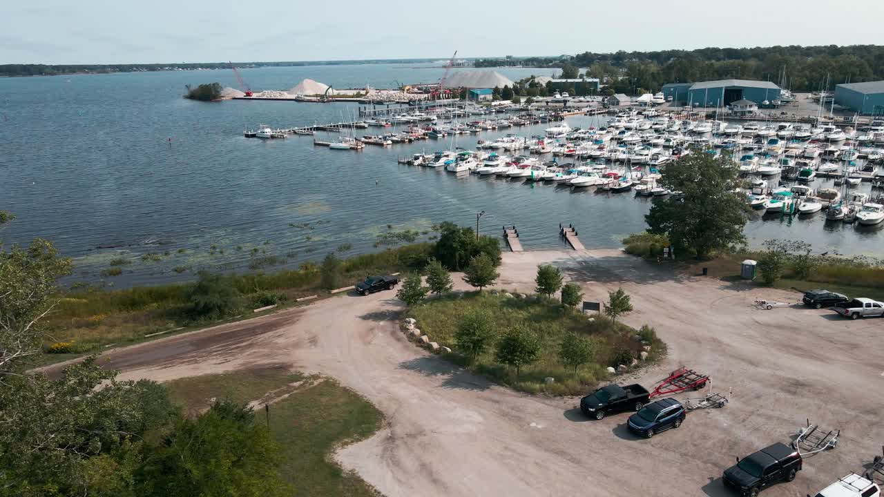 un área de acceso público alrededor del vecindario junto al lago en muskegon, mi