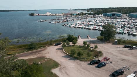 Ein-öffentlich-Zugänglicher-Bereich-Rund-Um-Das-Seeuferviertel-In-Muskegon,-Mi