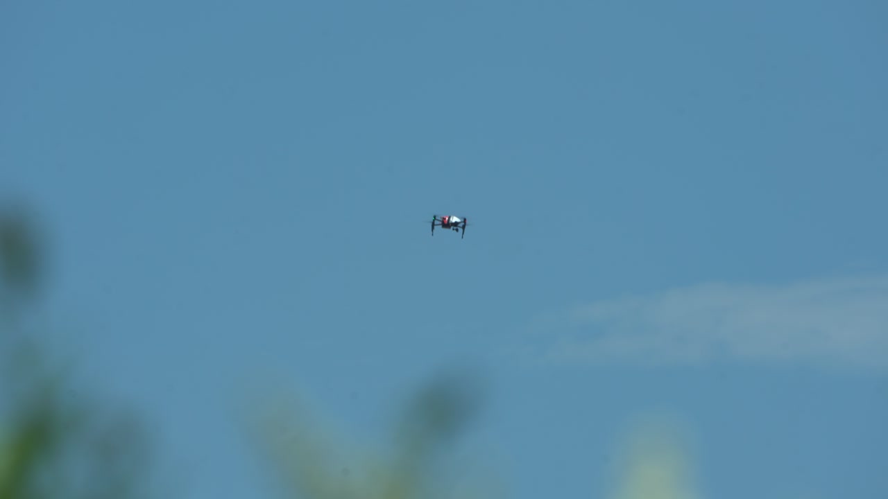 avión no tripulado volando a través de cielos azules y clima soleado