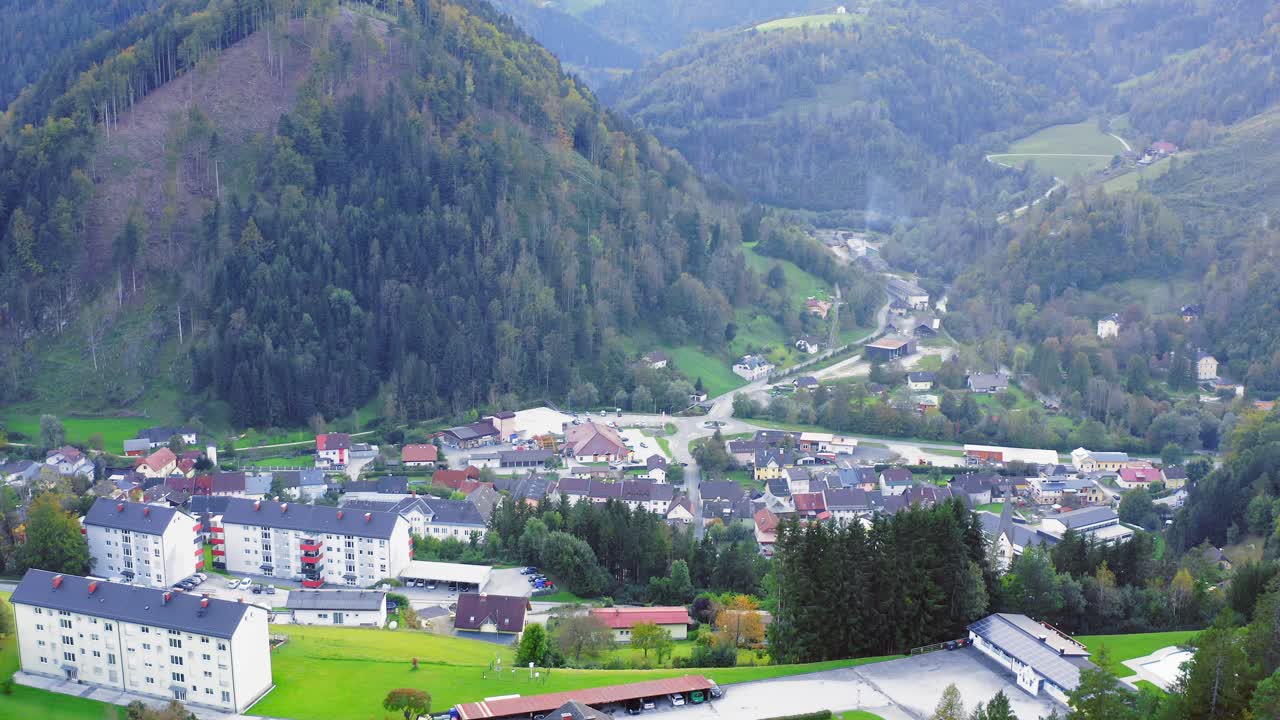 Vista aerea di un villaggio nelle Alpi