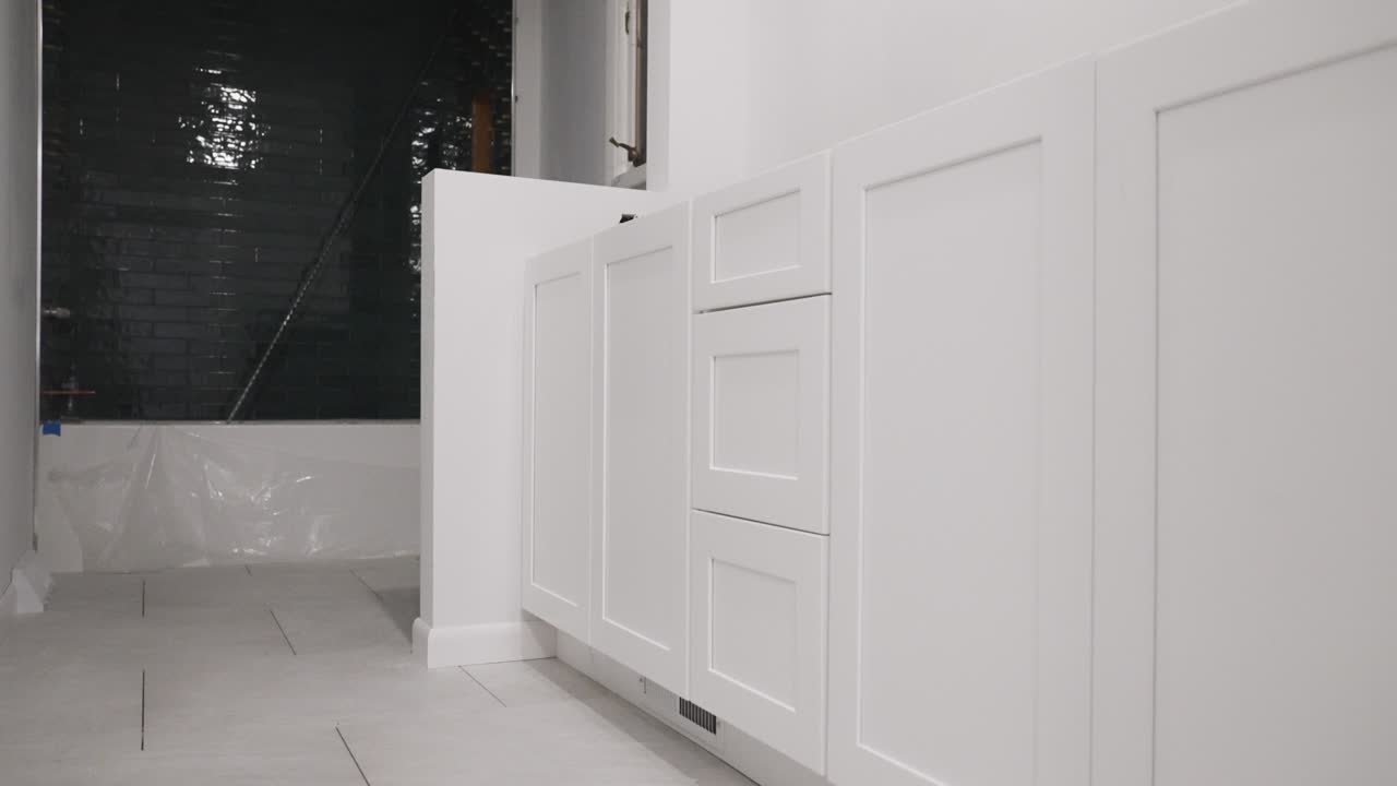 la cámara desciende suavemente para mostrar nuevos gabinetes