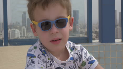 retrato de un niño feliz con gafas de sol divertidas