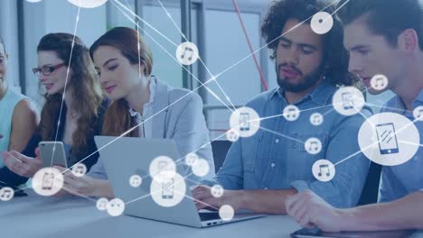 animación de la red de conexiones entre diversos empresarios que utilizan dispositivos electrónicos