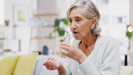 mujer anciana, agua potable