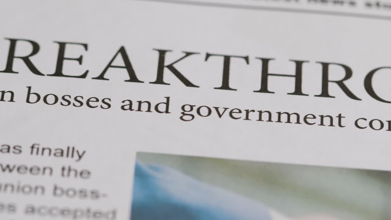 노동 조합 분쟁에서 파업 조치를 논의하는 신문 헤드라인