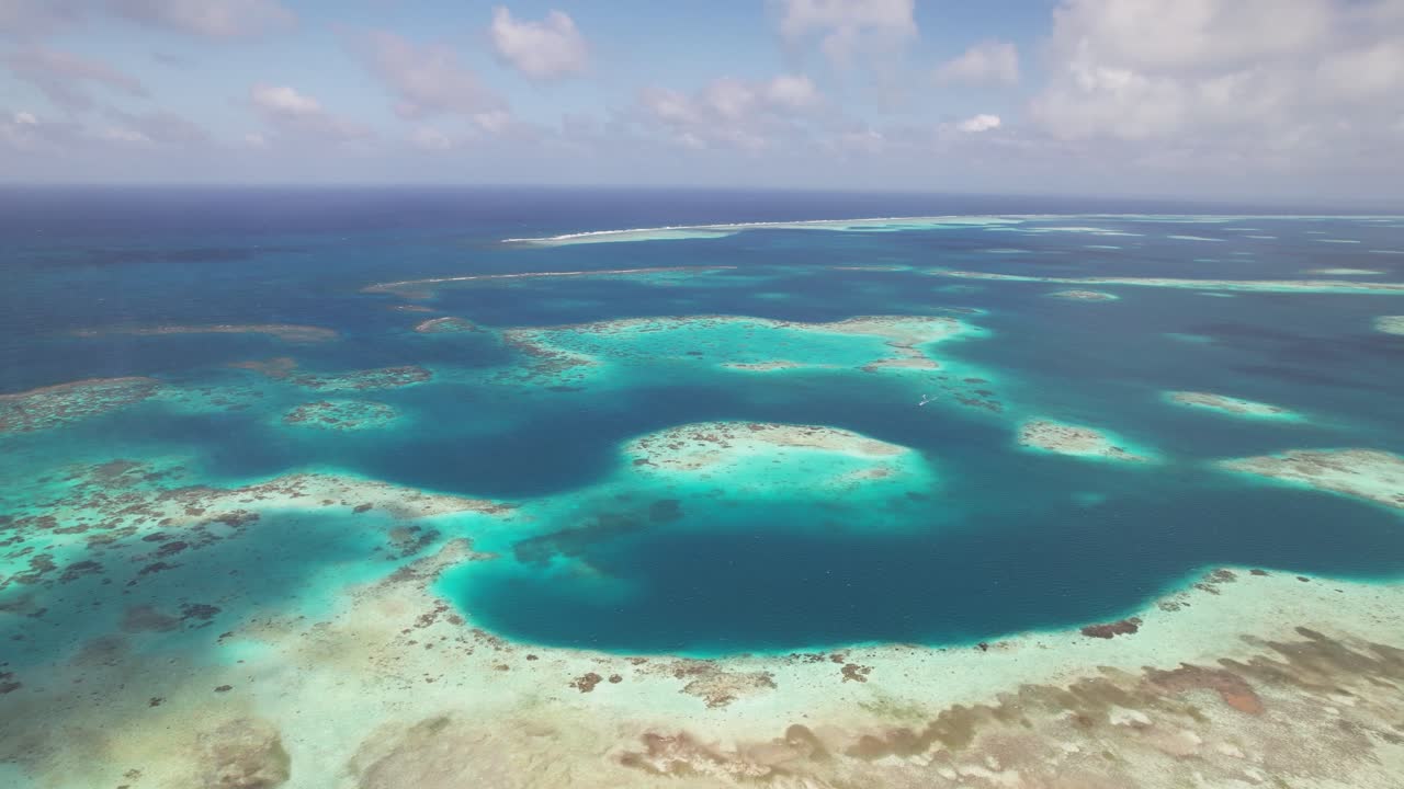 베네수엘라 의 로스 로케스 군도 의 모래 바리 산호초 를 가로지르는 놀라운 공중  ⁇