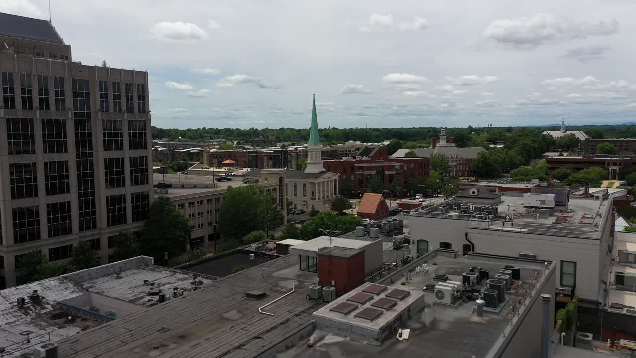 사우스 캐롤라이나에 있는 그린빌의 공중 촬영, 역사적인 건물이 있는 거리, 흐린 날 운전하는 자동차