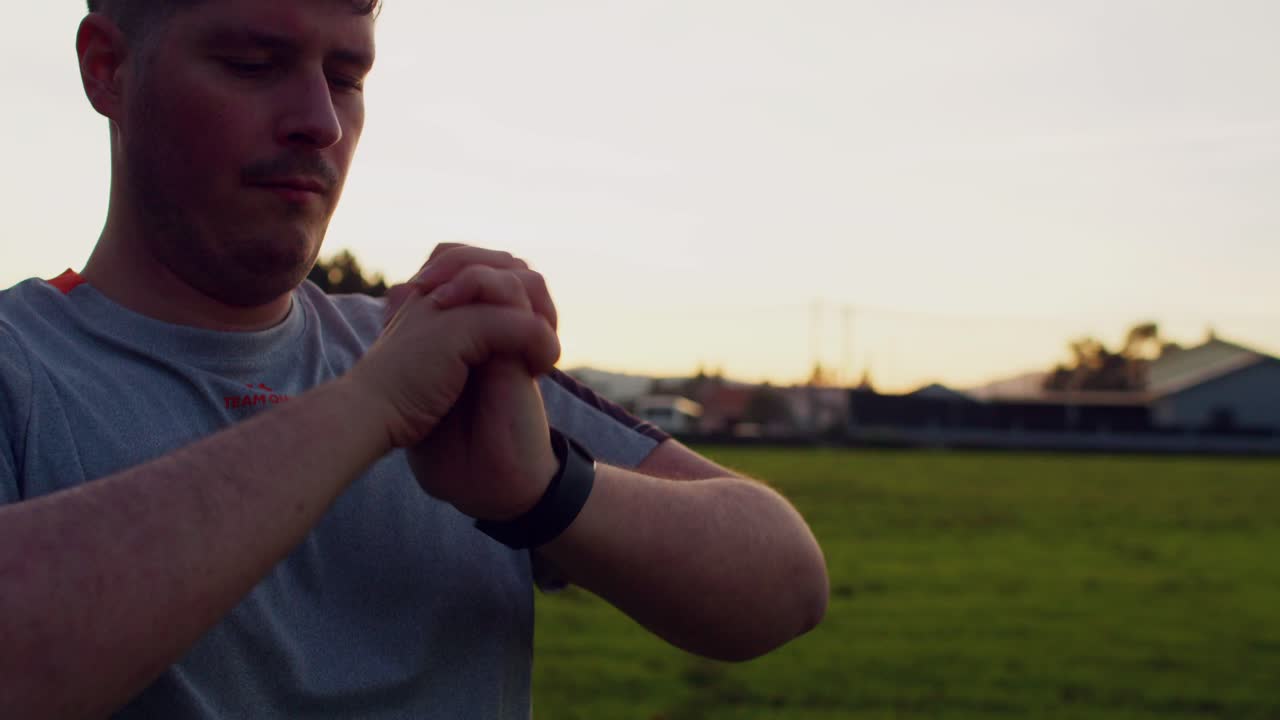 primer plano de un hombre calentándose al aire libre durante la puesta de sol, movimiento de gimbal sutil