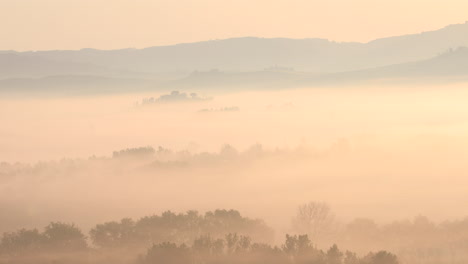 Un-Amanecer-Brumoso-Sobre-El-Paisaje-Ondulado-Del-Val-D&#39;orcia-En-Toscana,-Italia