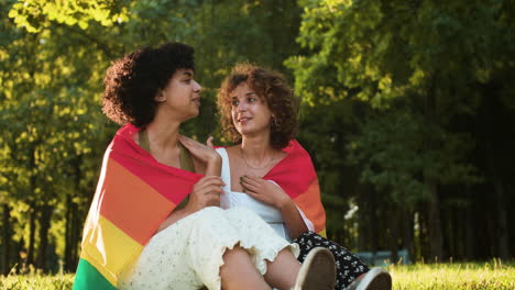 Pareja-Con-Bandera-Del-Orgullo