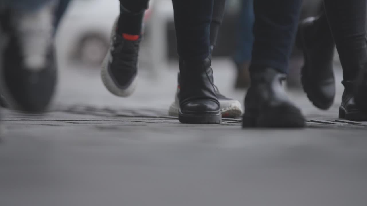 personas caminando por una calle de la ciudad