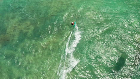 vista de pájaro del entrenamiento profesional de kitesurf