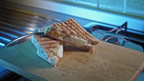 sándwich integral tostado relleno de mayonesa, huevos cocidos y queso