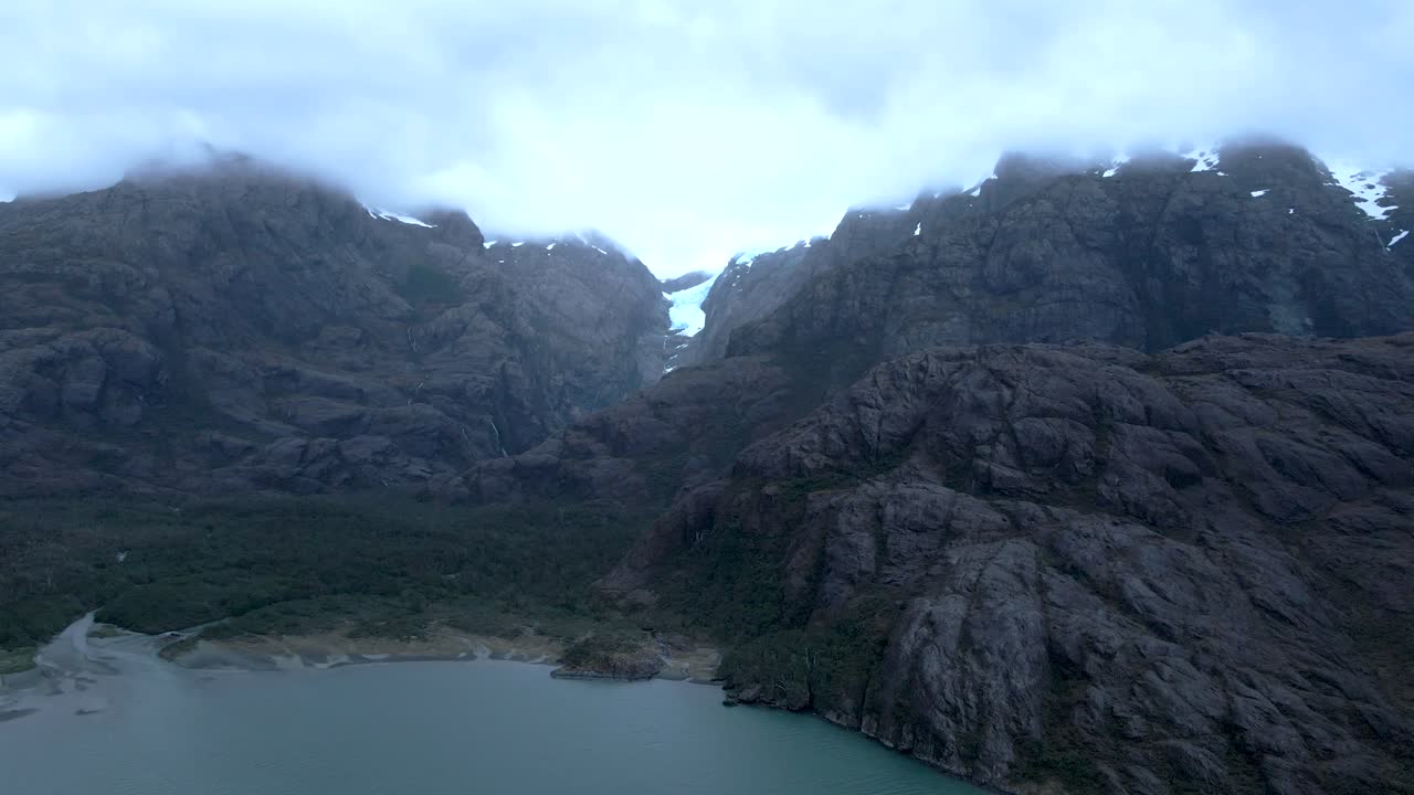 Calbuco Chile Patagonia joki järvi luonto vuori puut pilvet talvi iltahämärä aamu drone