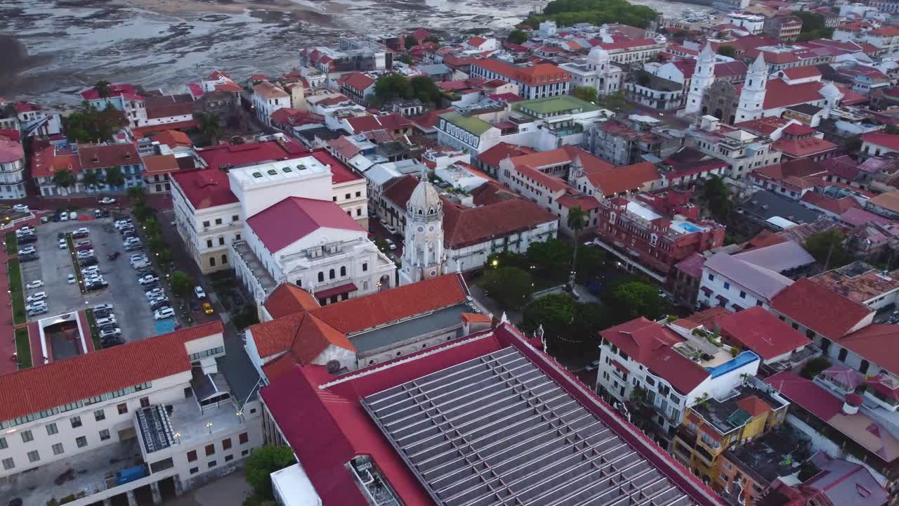 vuela por encima de la hermosa ciudad de panamá.