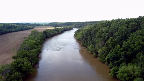 Schöne-Hohe-Luftaufnahme-Des-Yadkin-Flusses-In-Der-Nähe-Der-Shallowford-Road