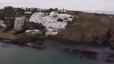 Vista-Aérea-De-Históricas-Casas-Griegas-Blancas-En-Punta-Ballena,-Uruguay