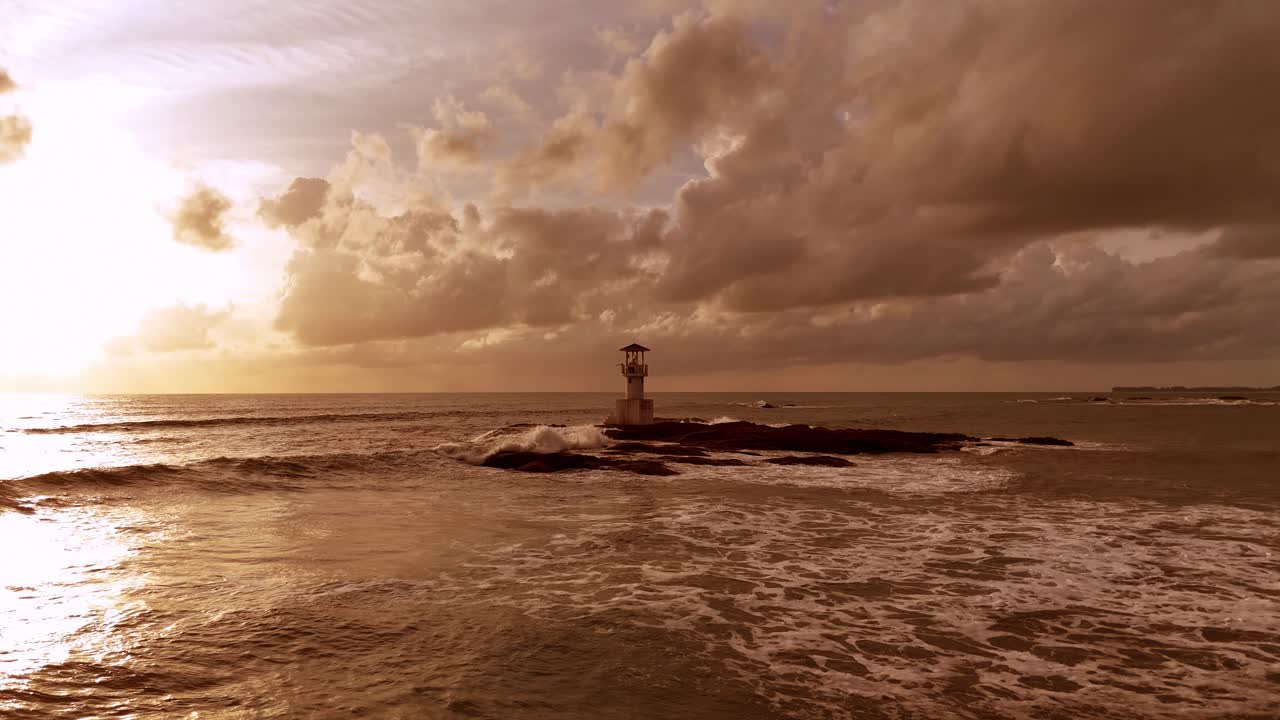 faro en una isla rocosa al atardecer