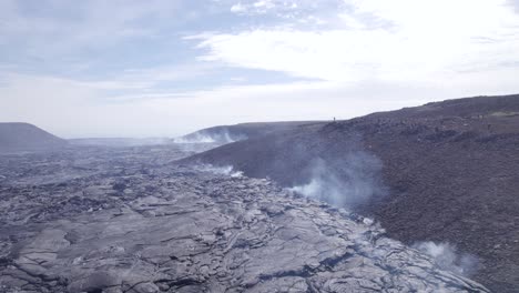 在冰島的geldingadalir火山的熱<unk>岩場上升的煙霧