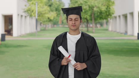 Estudiante-Universitario-Indio-Enojado-Gritándole-A-Alguien