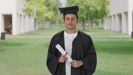 un estudiante universitario indio enojado gritando a alguien