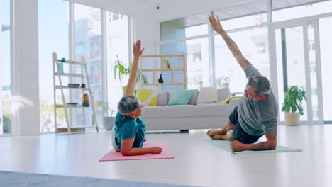 Yoga,-Meditación-Y-Estiramiento-De-Parejas-Mayores