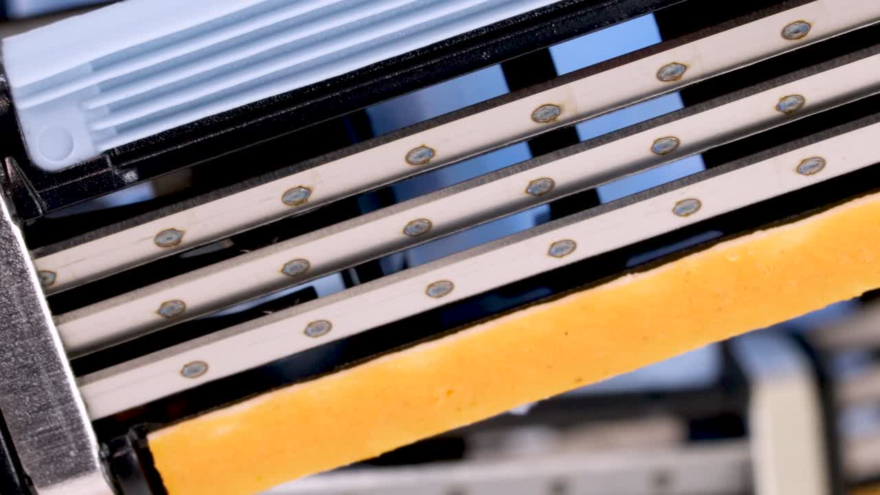 toma macro de algunas cuchillas de afeitar desechables girando sobre fondo blanco, vista de cerca 4k