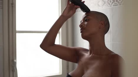 mujer negra recortando el cabello en casa