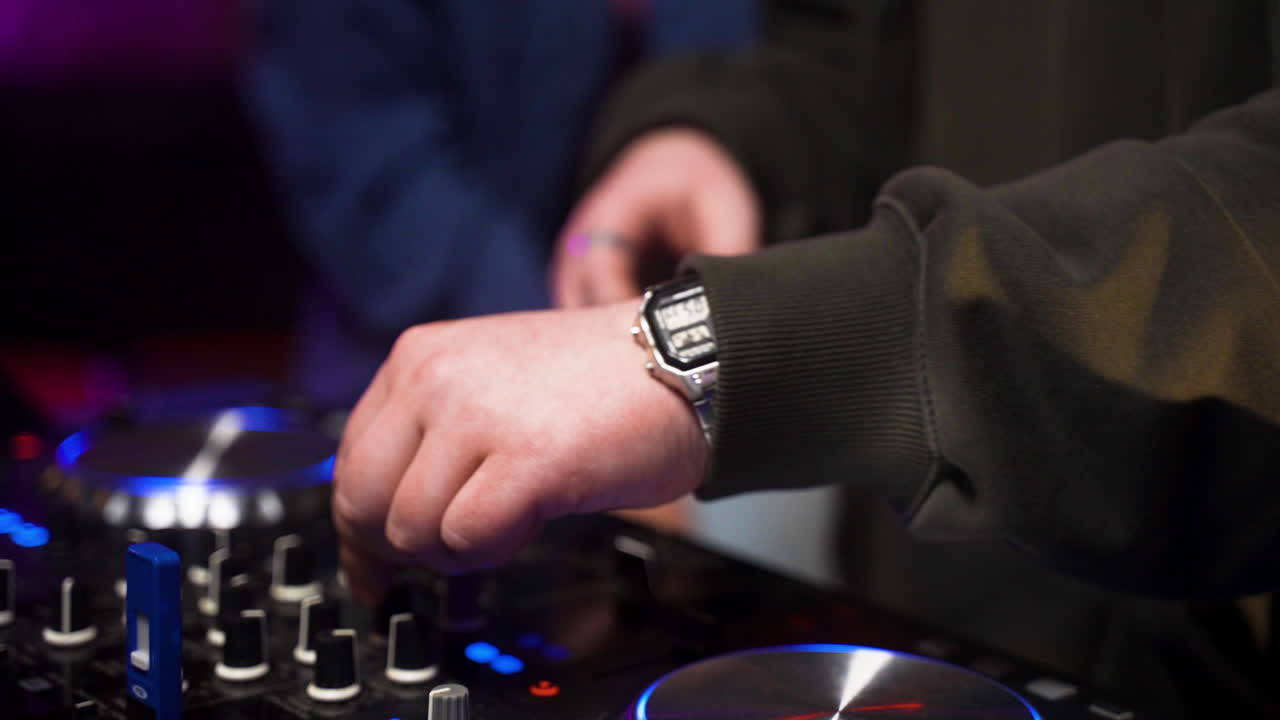 hombre trabajando como dj