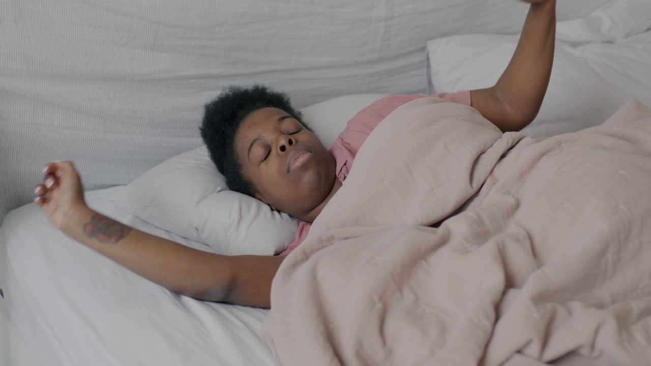 mujer despertando en la cama