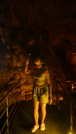 una mujer explorando una cueva.