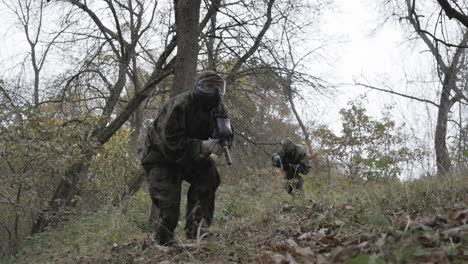 jugadores de paintball en el bosque