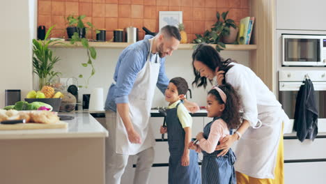 Eltern,-Kinder-Und-Tanzen-Beim-Kochen