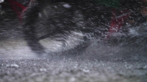 Lluvia-Cayendo-Sobre-Un-Camino-En-Cámara-Súper-Lenta-Mientras-Una-Moto-Atraviesa