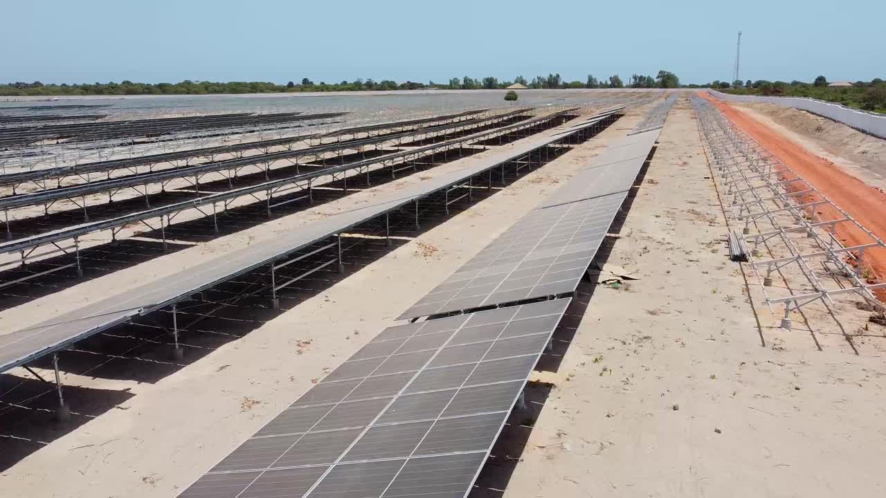 vista a la derecha de los paneles solares bifaciales sucios y polvorientos en el sitio del proyecto solar fotovoltaico de jambur