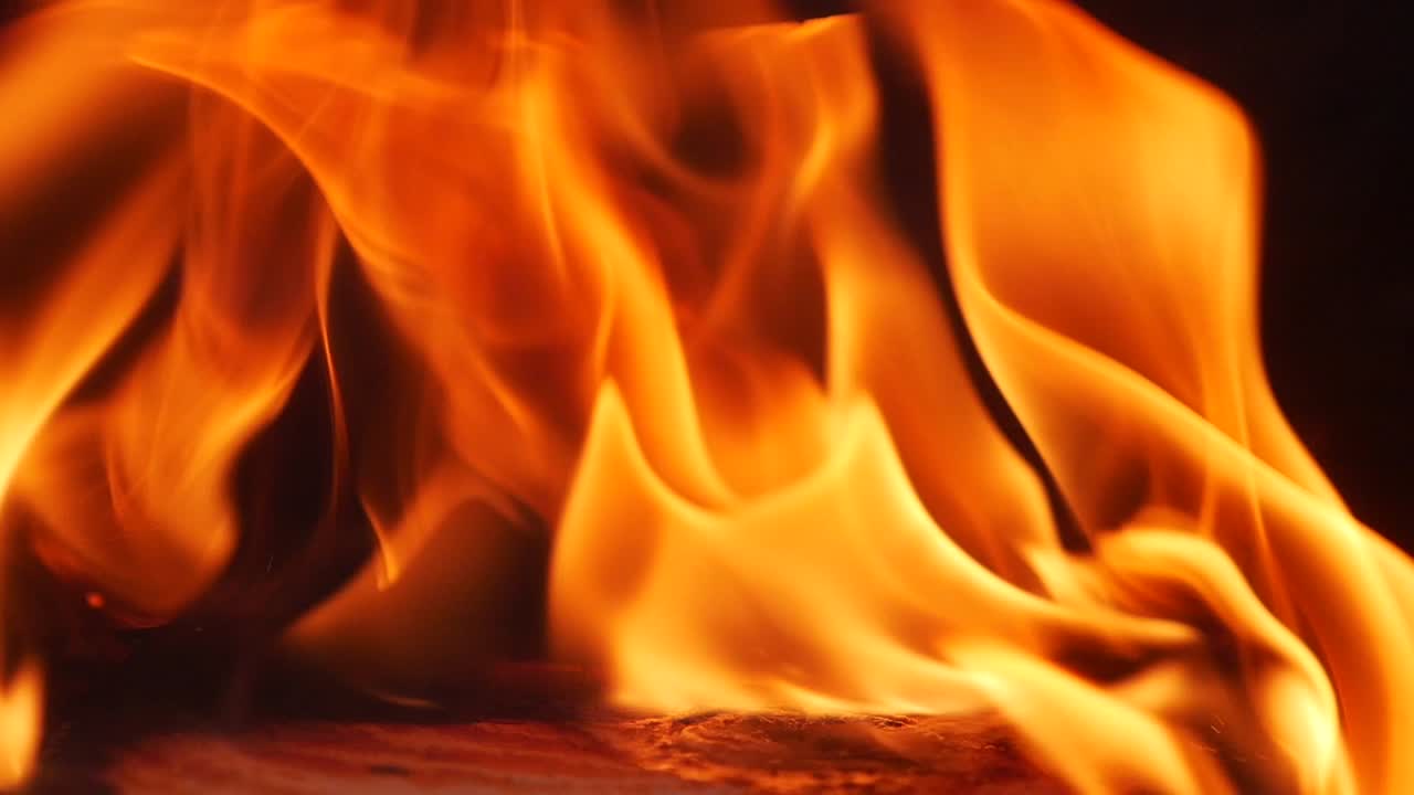 primer plano de las llamas ardientes