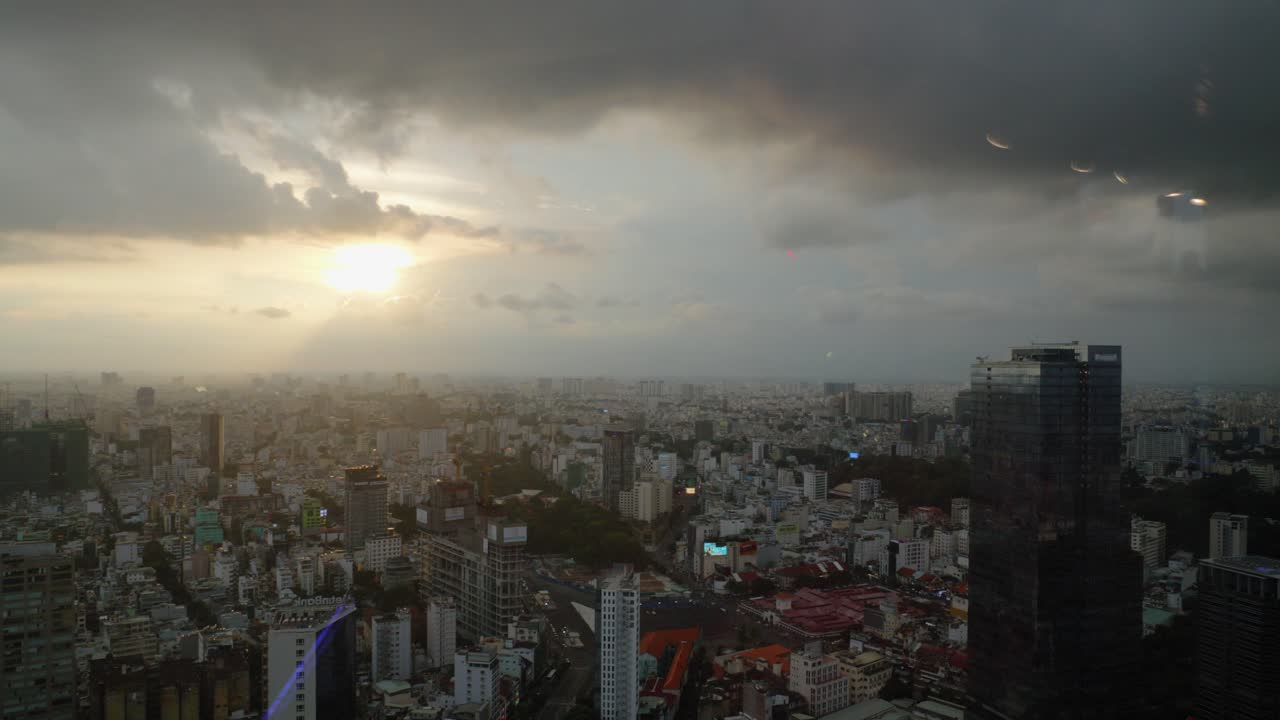 panorama aéreo de la ciudad de ho chi minh en una puesta de sol nublada en vietnam