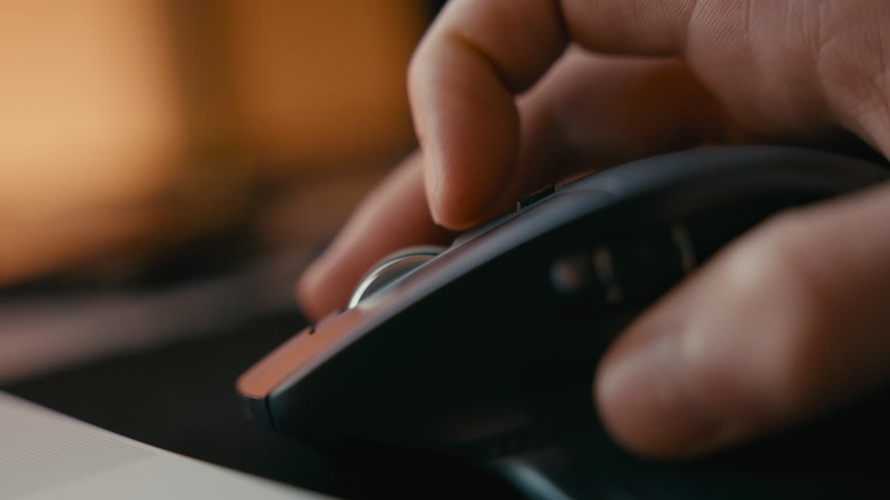 mano usando un ratón de computadora