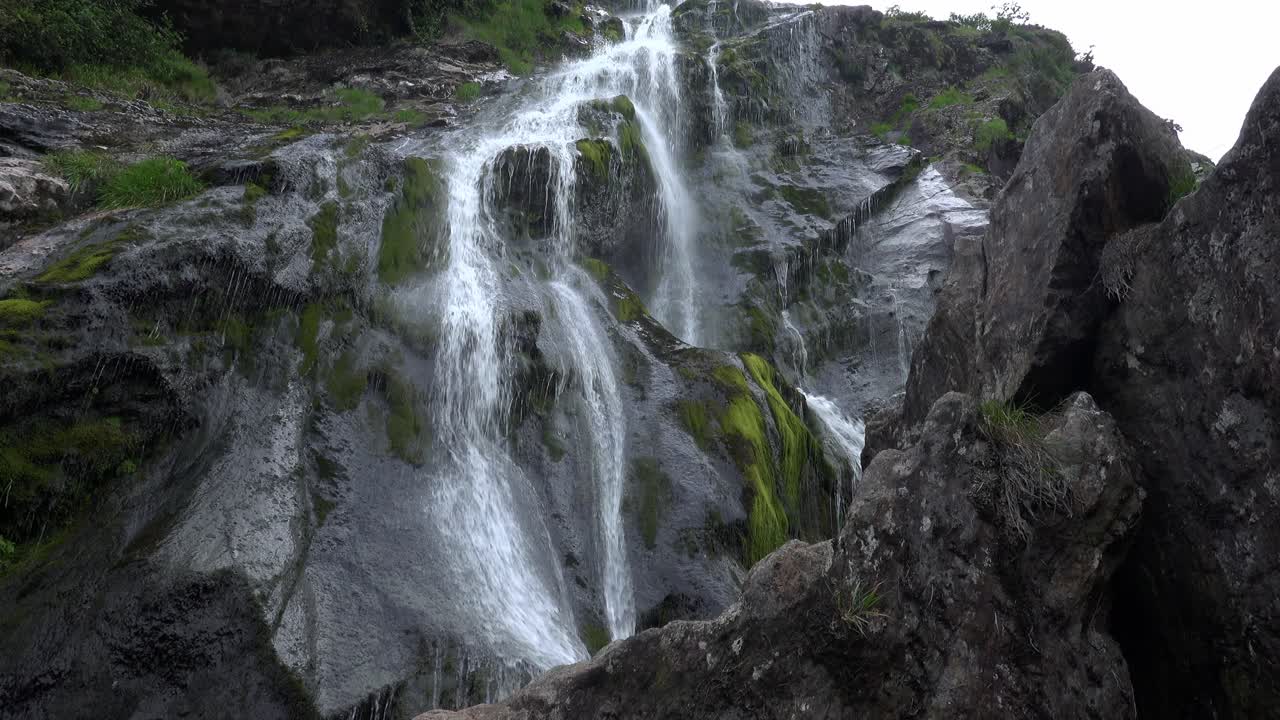 la cascada powerscourt es la más alta de irlanda con 398 pies