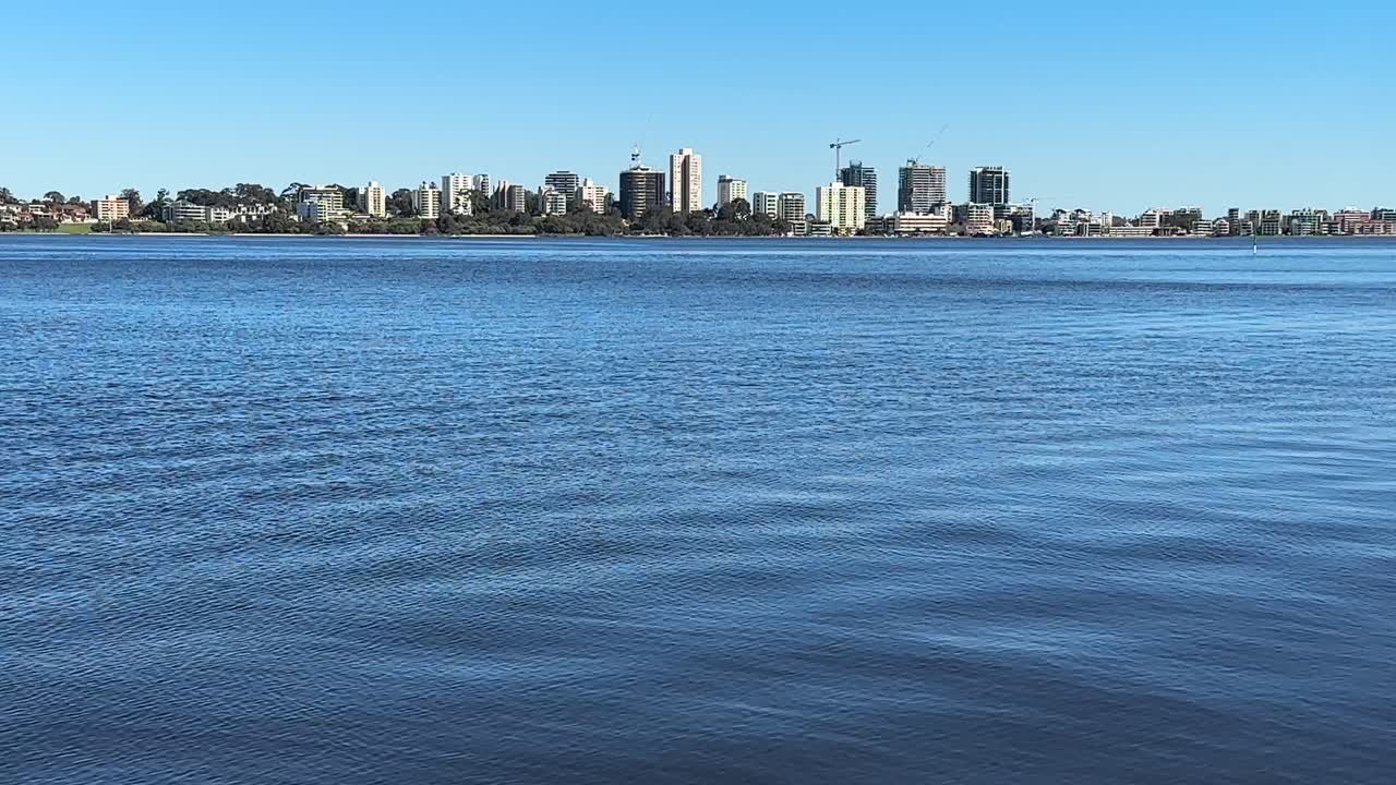 스완 강 의 광대 한 푸른 물 을 건너 서 오스트레일리아 의 퍼스 포어쇼어 남쪽 으로