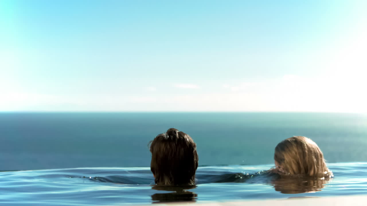 커플이 느린 동작으로 잠수합니다.