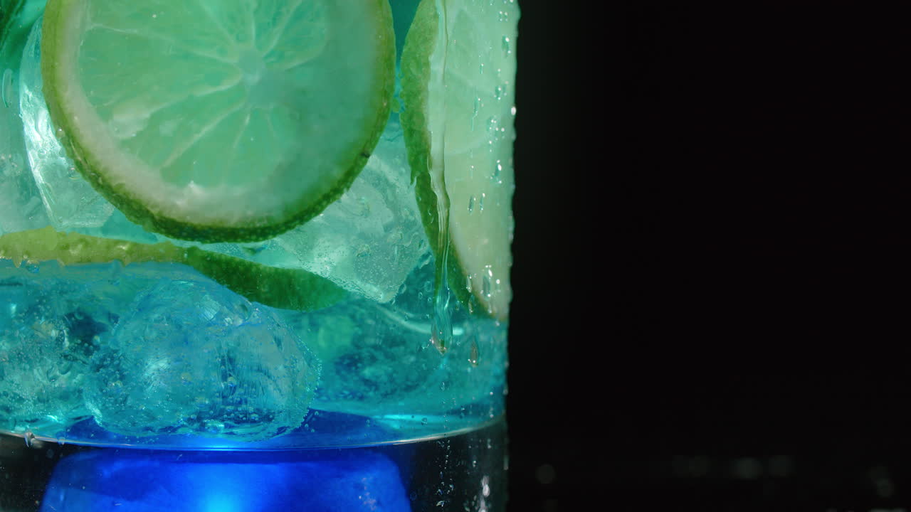 Cóctel azul con lima