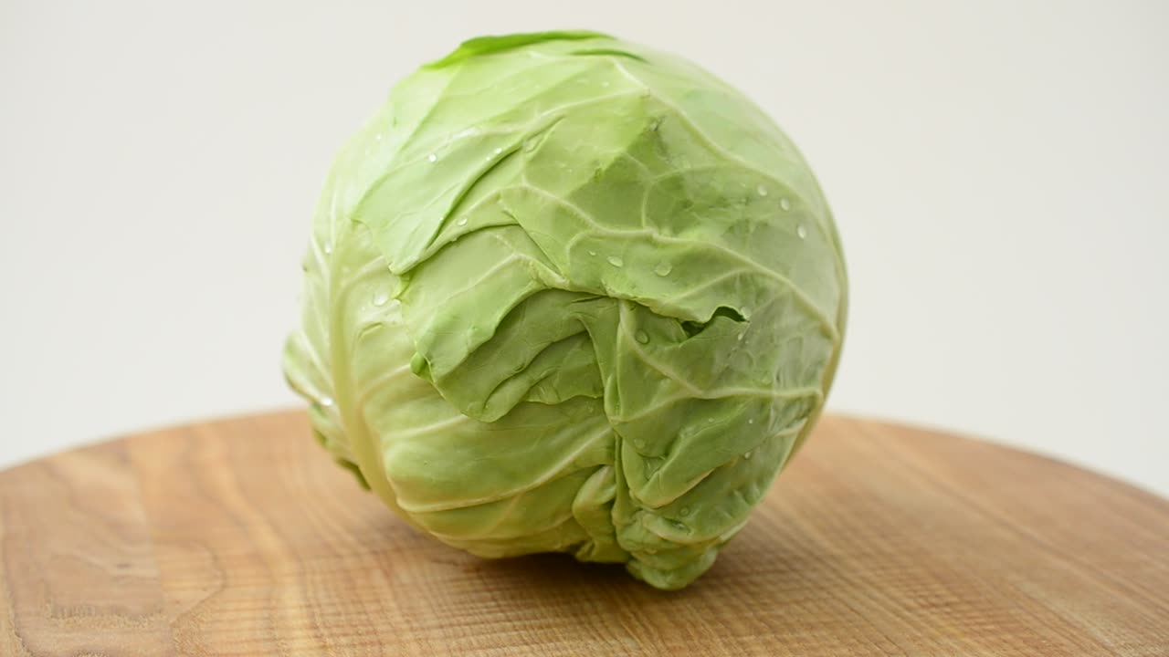 まな板のキャベツ。動きのある撮影