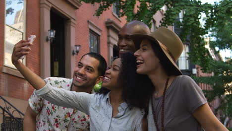 Gruppe-Von-Freunden-Posiert-Für-Ein-Selfie-Auf-Der-Straße-In-New-York-City