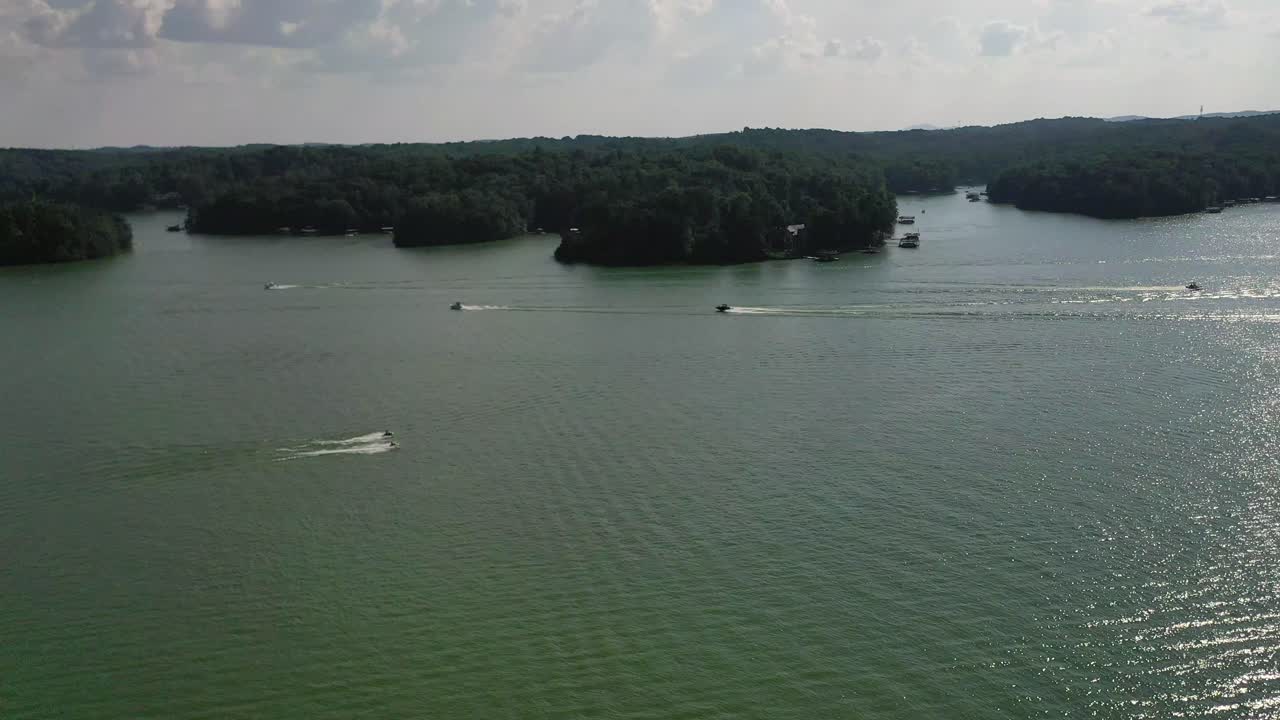 커밍 조지아의 레이니어 호수에서 제트 스키어